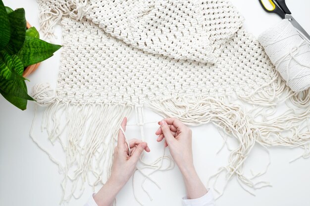 Ręce tworzące haft